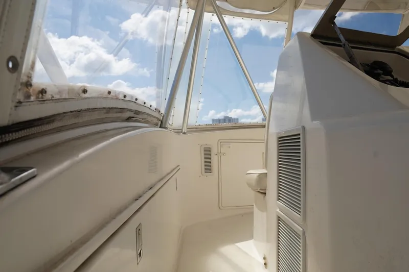 Etan Yacht Photos Pics 2005 Ocean Yachts 50 Super Sport interior with clear sky view through windows.