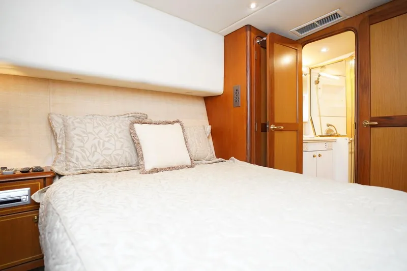 Etan Yacht Photos Pics Luxurious bedroom interior of 2005 Ocean Yachts 50 Super Sport with ensuite bathroom.