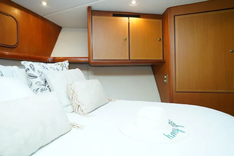 Etan Yacht Photos Pics Luxurious cabin interior of 2005 Ocean Yachts 50 Super Sport with cozy bedding.