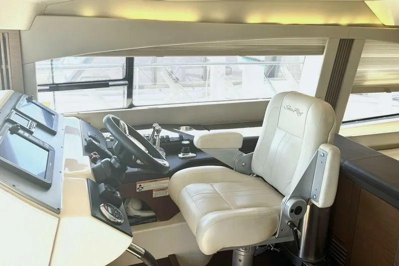 Bateau D’amis Yacht Photos Pics 2016 Sea Ray 510 Fly 'Bateau d’Amis' - Helm