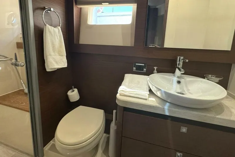 Bateau D’amis Yacht Photos Pics 2016 Sea Ray 510 Fly 'Bateau d’Amis' - Master Head