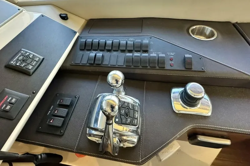 Bateau D’amis Yacht Photos Pics 2016 Sea Ray 510 Fly 'Bateau d’Amis' - Helm Controls