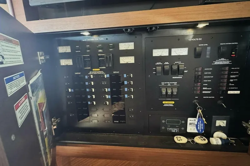 Bateau D’amis Yacht Photos Pics Sea Ray 510 Fly 'Bateau d’Amis' - Control Panel