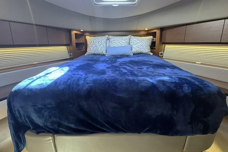 Bateau D’amis Yacht Photos Pics Sea Ray 510 Fly 'Bateau d’Amis' - Guest VIP Stateroom