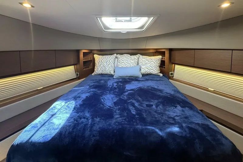 Bateau D’amis Yacht Photos Pics Sea Ray 510 Fly 'Bateau d’Amis' - Guest VIP Stateroom