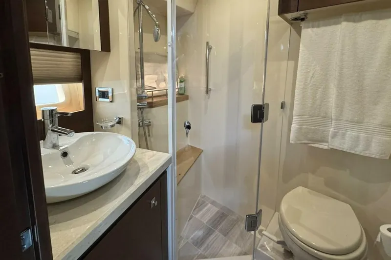 Bateau D’amis Yacht Photos Pics Sea Ray 510 Fly 'Bateau d’Amis' - Guest Head