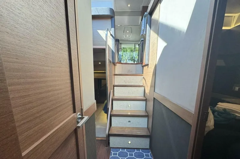 Bateau D’amis Yacht Photos Pics Sea Ray 510 Fly 'Bateau d’Amis' - Stairwell