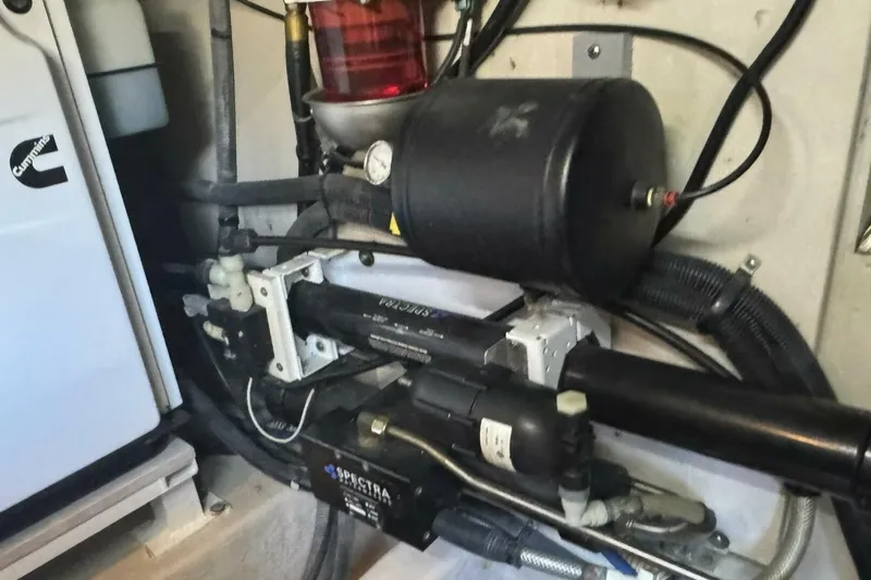 Bateau D’amis Yacht Photos Pics 2016 Sea Ray 510 Fly 'Bateau d’Amis' - Engine Room