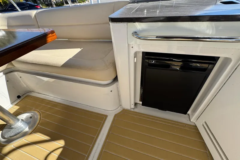 Bateau D&rsquo;amis Yacht Photos Pics 2016 Sea Ray 510 Fly 'Bateau d&rsquo;Amis' - Flybridge Fridge