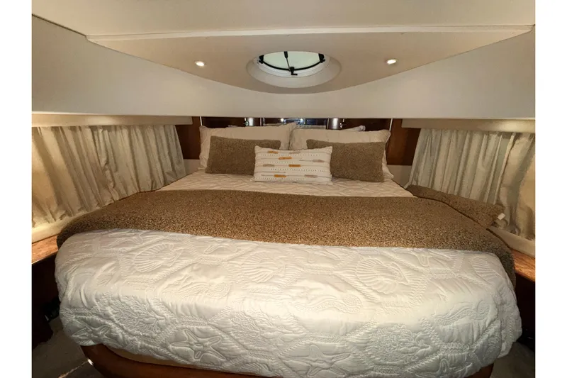 Bellissimo Yacht Photos Pics Luxurious bedroom interior of 2006 Silverton 38 Sport Bridge yacht.