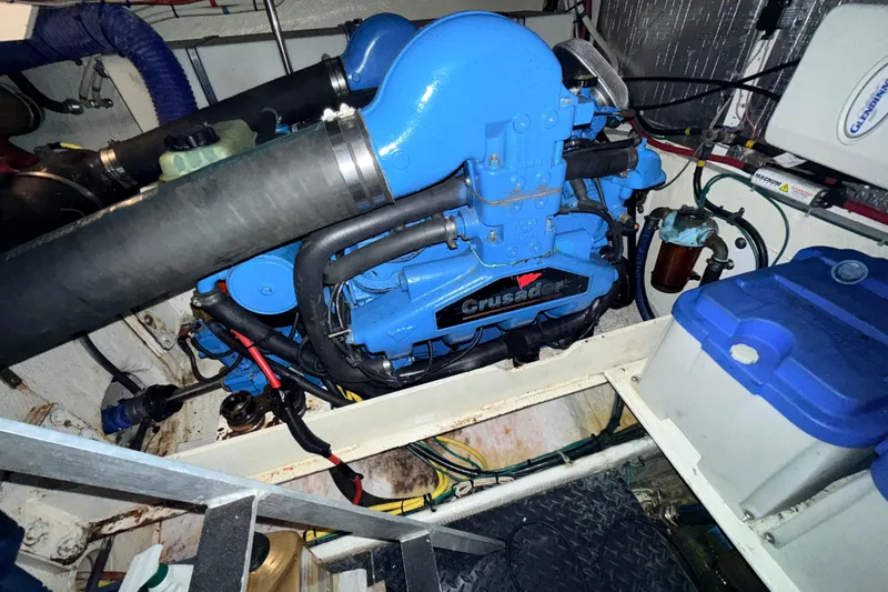 Bellissimo Yacht Photos Pics Engine room of 2006 Silverton 38 Sport Bridge with Crusader engine.