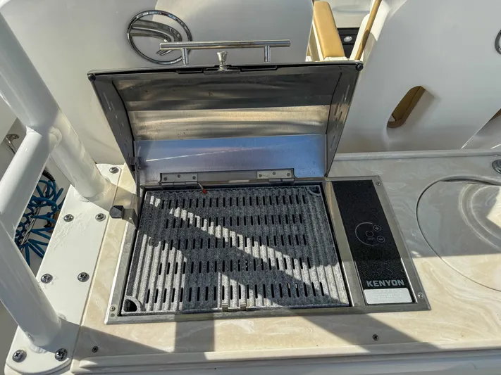 Dan's Seachelle Yacht Photos Pics 2019 Edgewater 320CC boat grill with Kenyon cooking surface.