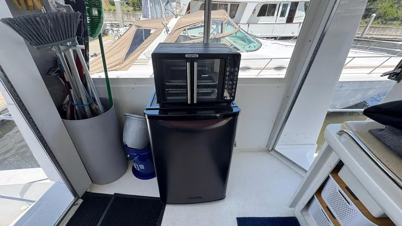 Bella Roo Yacht Photos Pics 1997 Carver 500 Cockpit Aft Sundeck