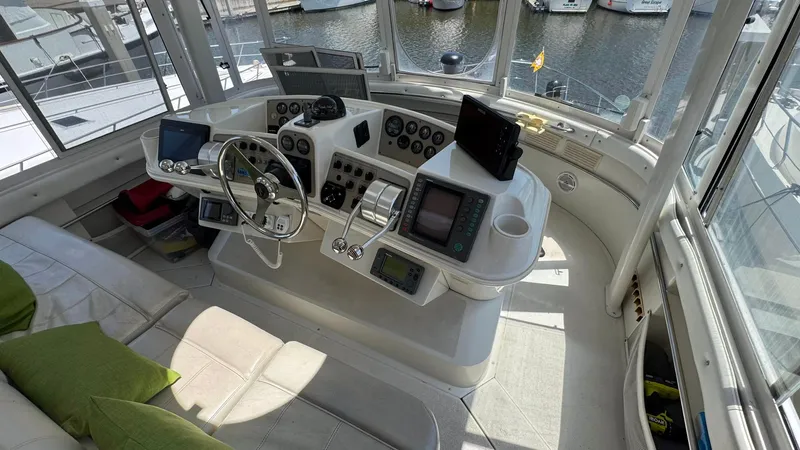 Bella Roo Yacht Photos Pics 1997 Carver 500 Cockpit Helm