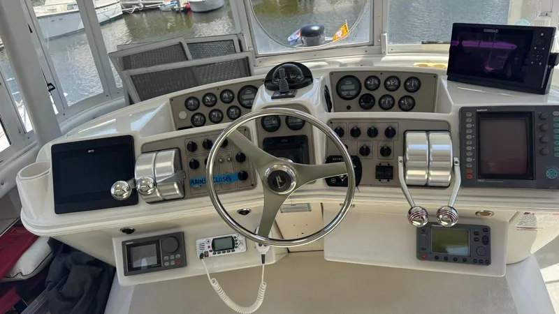 Bella Roo Yacht Photos Pics 1997 Carver 500 Cockpit Helm