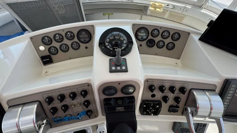 Bella Roo Yacht Photos Pics 1997 Carver 500 Cockpit Helm