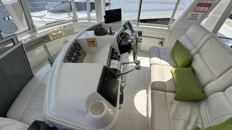 Bella Roo Yacht Photos Pics 1997 Carver 500 Cockpit Helm