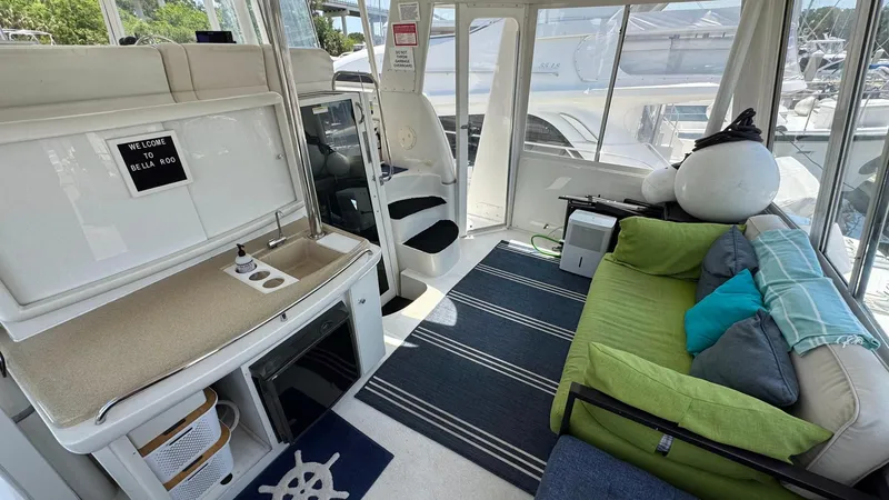 Bella Roo Yacht Photos Pics 1997 Carver 500 Cockpit Aft Sundeck