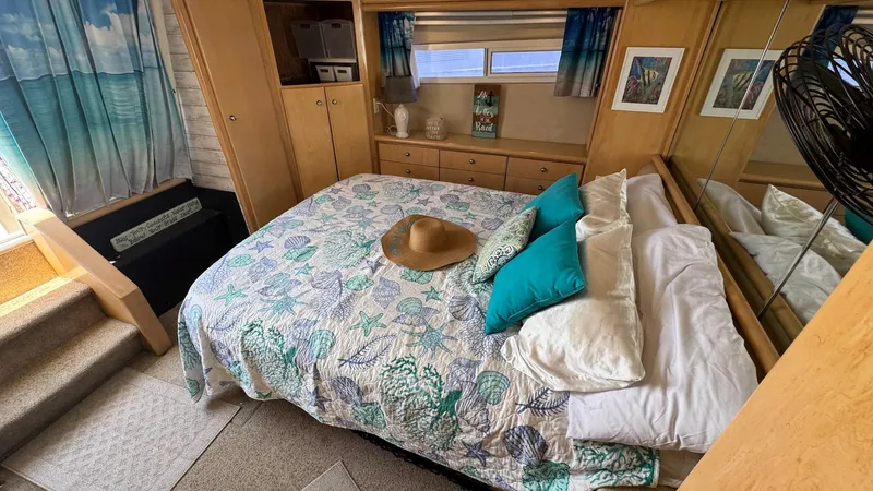 Bella Roo Yacht Photos Pics 1997 Carver 500 Cockpit Aft Owner's Stateroom looking port