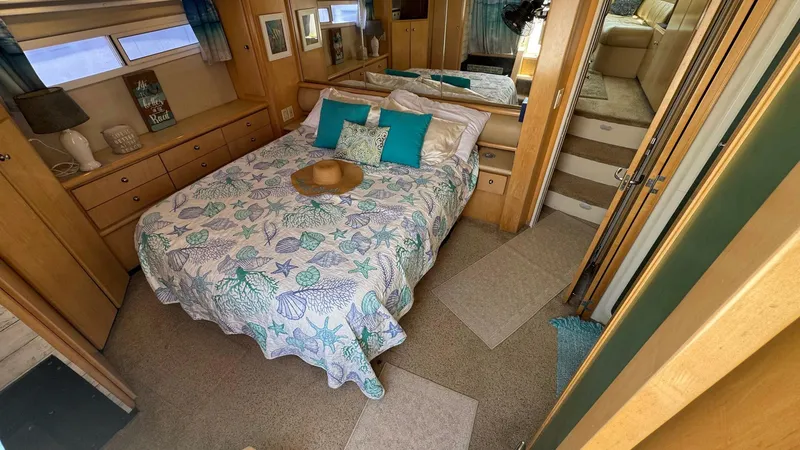 Bella Roo Yacht Photos Pics 1997 Carver 500 Cockpit Aft Owner's Stateroom looking forward