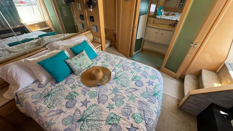 Bella Roo Yacht Photos Pics 1997 Carver 500 Cockpit Owner's Stateroom with Ensuite