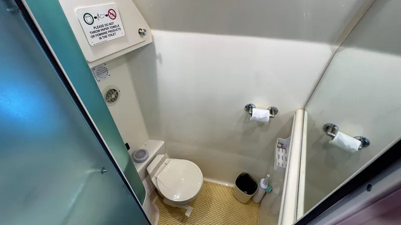 Bella Roo Yacht Photos Pics 1997 Carver 500 Cockpit Owner's Ensuite