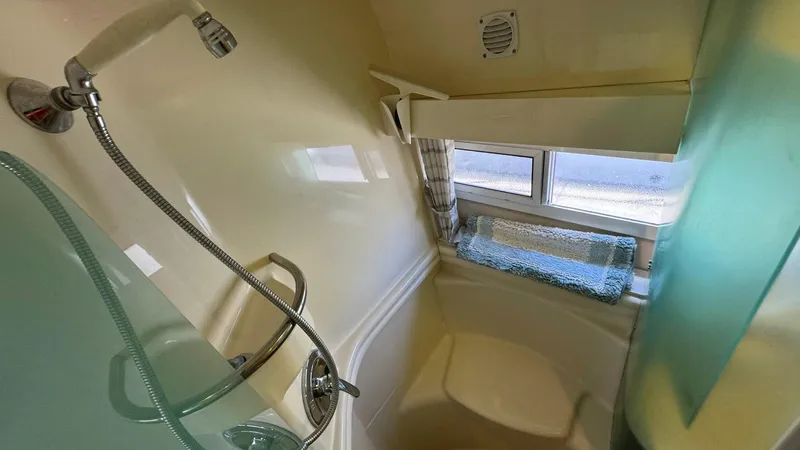 Bella Roo Yacht Photos Pics 1997 Carver 500 Cockpit Owner's Ensuite