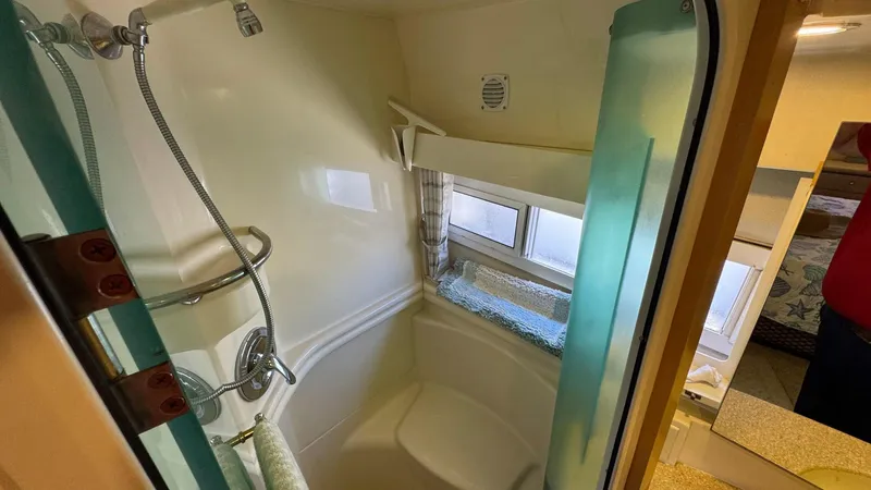 Bella Roo Yacht Photos Pics 1997 Carver 500 Cockpit Owner's Ensuite