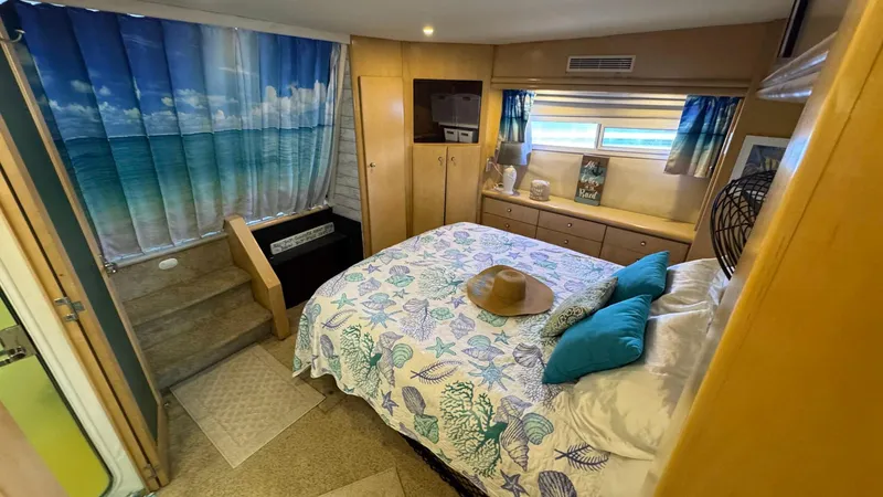 Bella Roo Yacht Photos Pics 1997 Carver 500 Cockpit Aft Owner's Stateroom looking aft