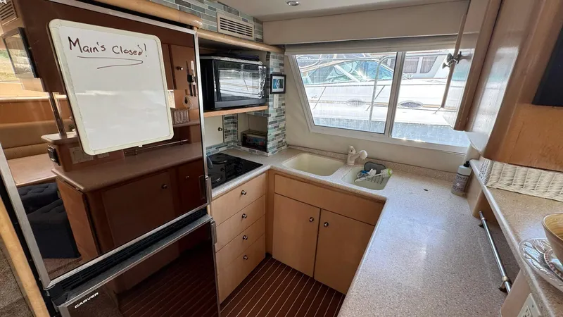 Bella Roo Yacht Photos Pics 1997 Carver 500 Cockpit Galley port