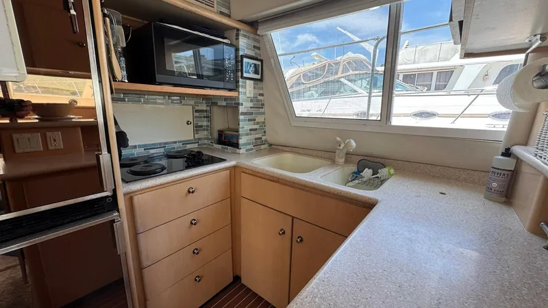 Bella Roo Yacht Photos Pics 1997 Carver 500 Cockpit Galley port