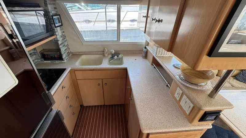 Bella Roo Yacht Photos Pics 1997 Carver 500 Cockpit Galley port