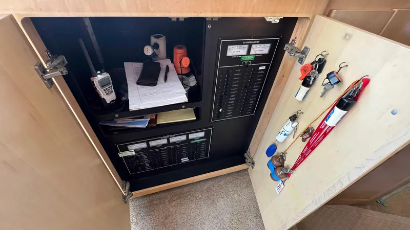 Bella Roo Yacht Photos Pics 1997 Carver 500 Cockpit Control Panel