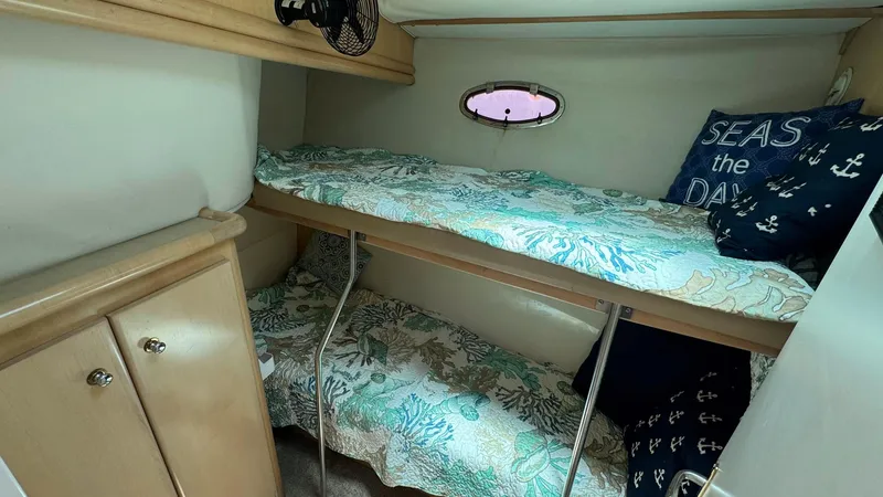 Bella Roo Yacht Photos Pics 1997 Carver 500 Cockpit Bunkroom