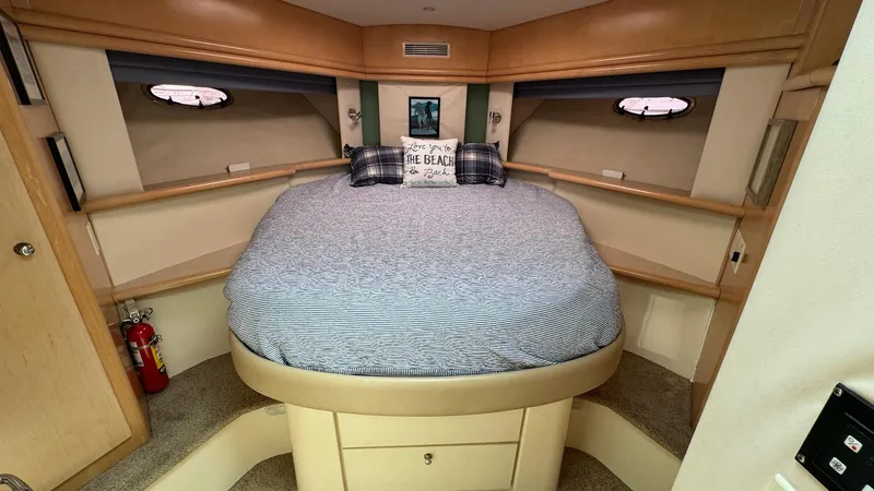 Bella Roo Yacht Photos Pics 1997 Carver 500 Cockpit VIP Forward