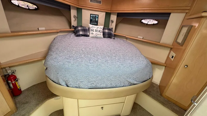 Bella Roo Yacht Photos Pics 1997 Carver 500 Cockpit VIP Forward