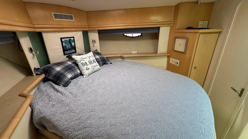 Bella Roo Yacht Photos Pics 1997 Carver 500 Cockpit VIP Forward looking starboard