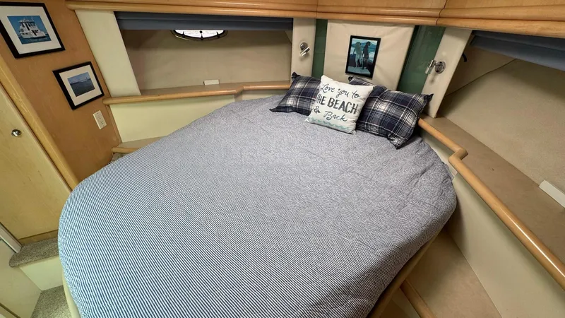 Bella Roo Yacht Photos Pics 1997 Carver 500 Cockpit VIP Forward looking port