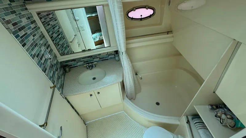 Bella Roo Yacht Photos Pics 1997 Carver 500 Cockpit VIP Forward Ensuite