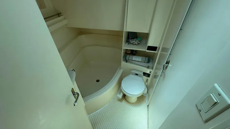 Bella Roo Yacht Photos Pics 1997 Carver 500 Cockpit VIP Forward Ensuite