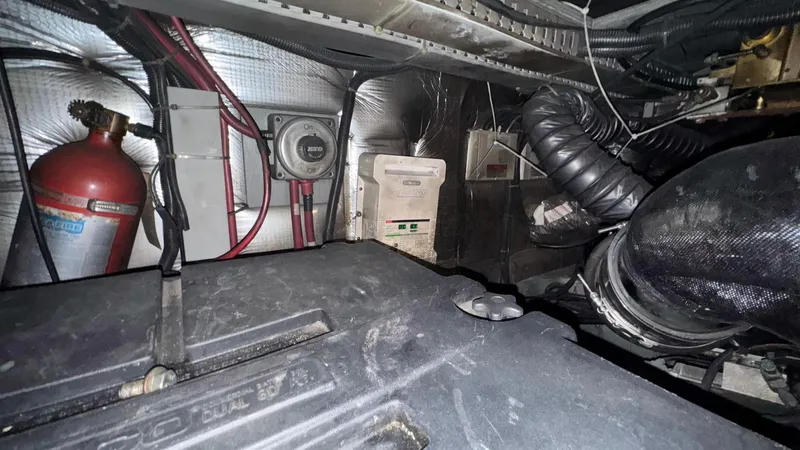 Bella Roo Yacht Photos Pics 1997 Carver 500 Cockpit Engine Room