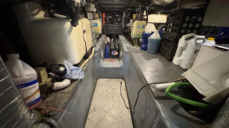 Bella Roo Yacht Photos Pics 1997 Carver 500 Cockpit Engine Room