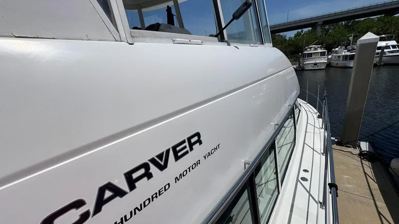 Bella Roo Yacht Photos Pics 1997 Carver 500 Cockpit Walkway starboard