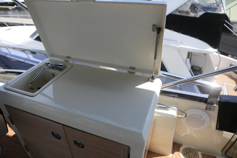 Integrity Yacht Photos Pics Sink and fridge on flybridge