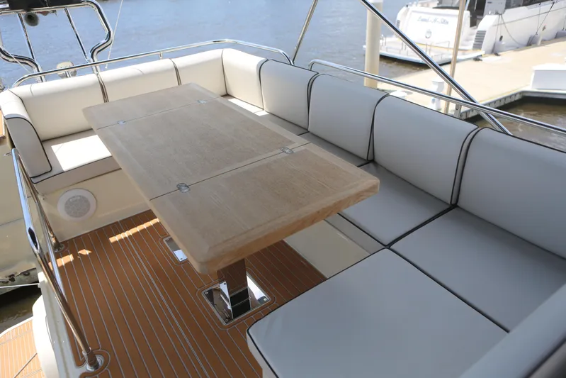 Integrity Yacht Photos Pics Flybridge seating and table