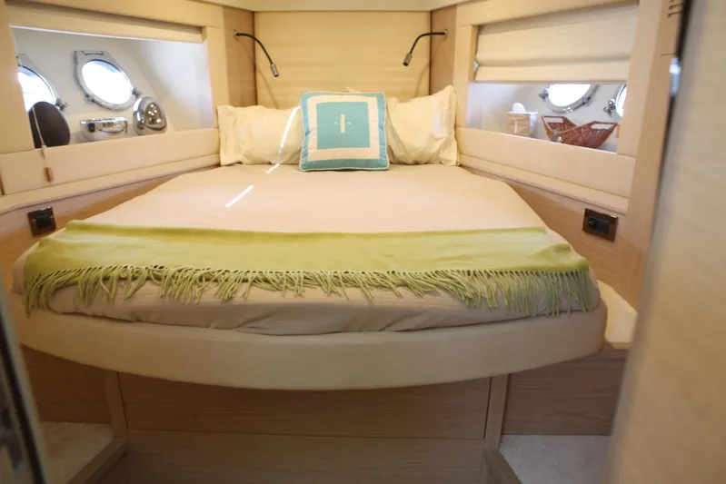 Integrity Yacht Photos Pics Forward VIP berth