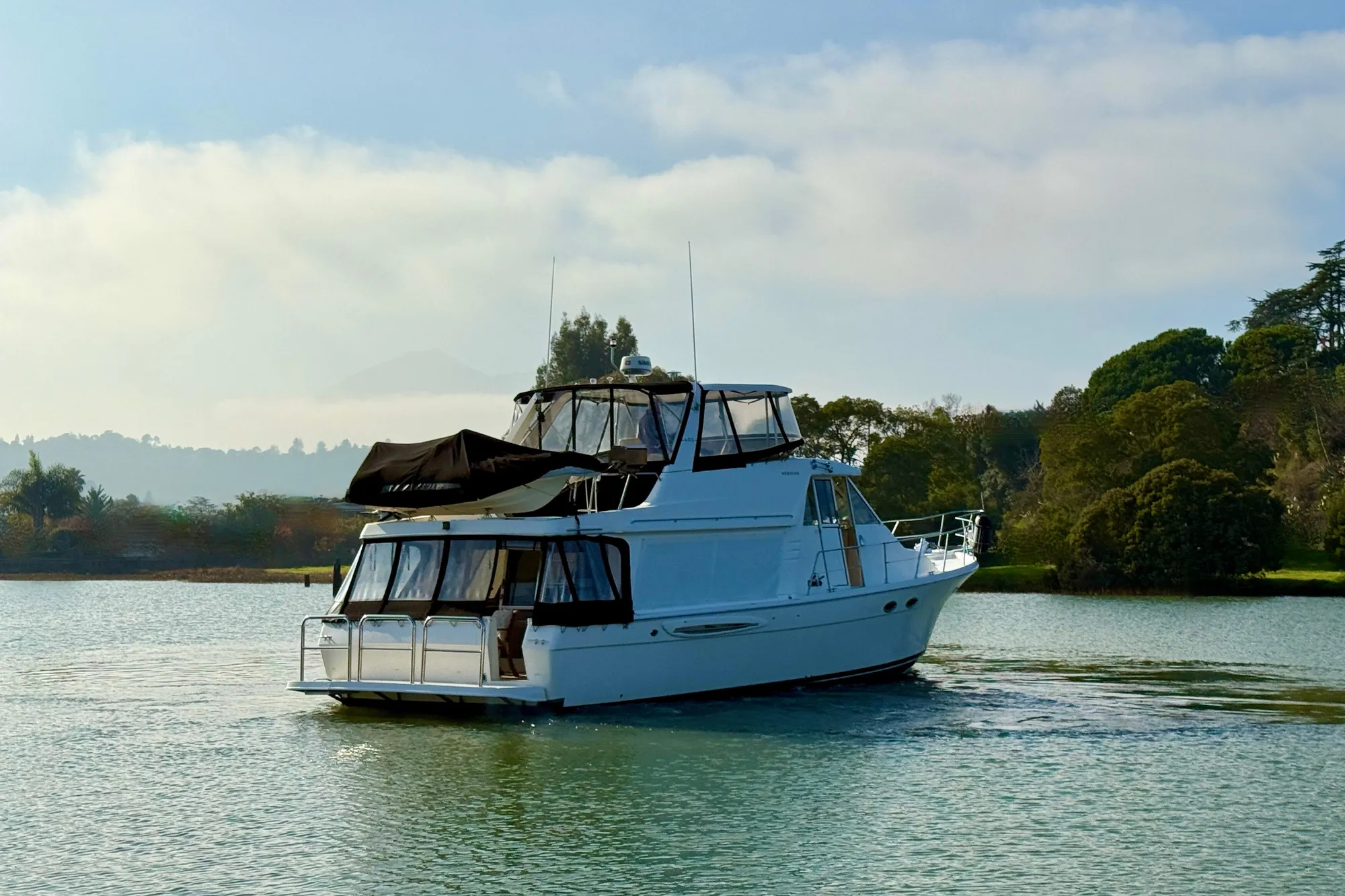 2004 Meridian 490 Pilothouse on calm waters.