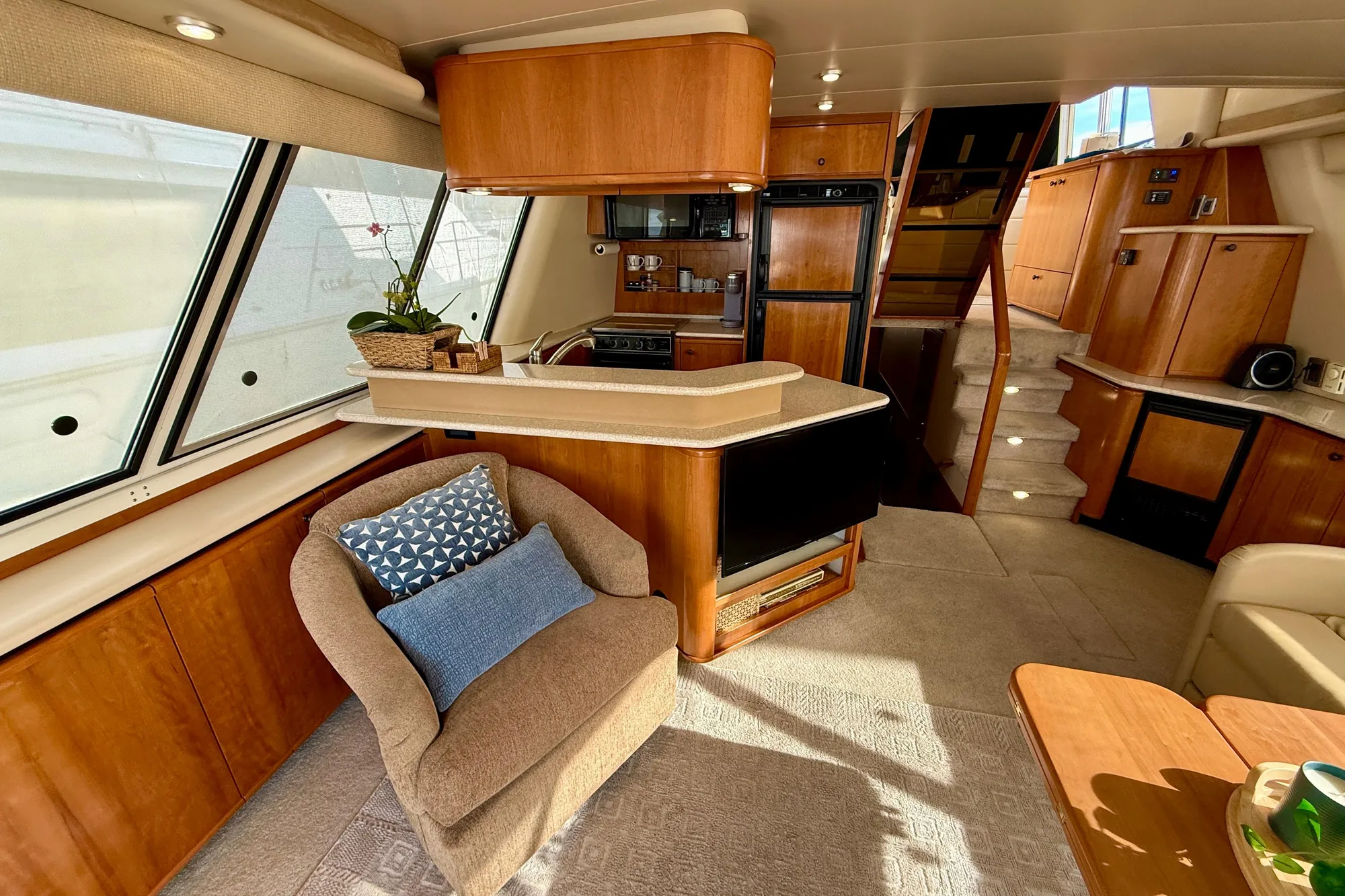 Luxurious interior of a 2004 Meridian 490 Pilothouse yacht with modern amenities.