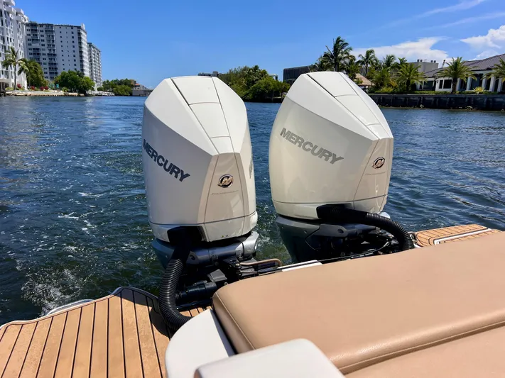  Yacht Photos Pics 2019 Sea Ray 290 SDX - Twin Mercury outboard engines
