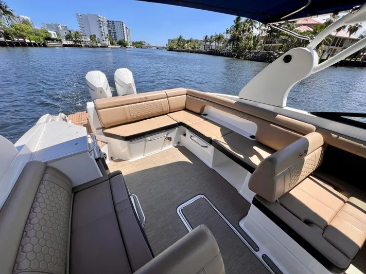  Yacht Photos Pics 2019 Sea Ray 290 SDX - Seating